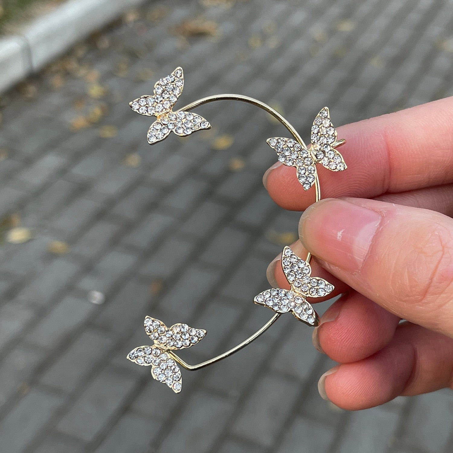 Boucle d'oreille papillon en plaqué or 18 carats, incrustée de pierres et anti-allergique.